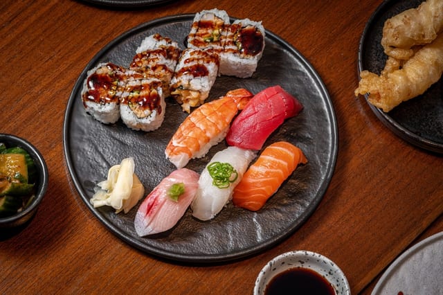 Chef's Choice 5pcs Nigiri+6pcs Maki.