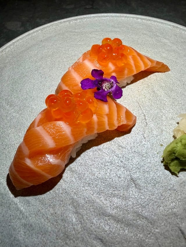 Nigiri Salmon + Baby Salmon (Sake+Ikura) (2pcs).
